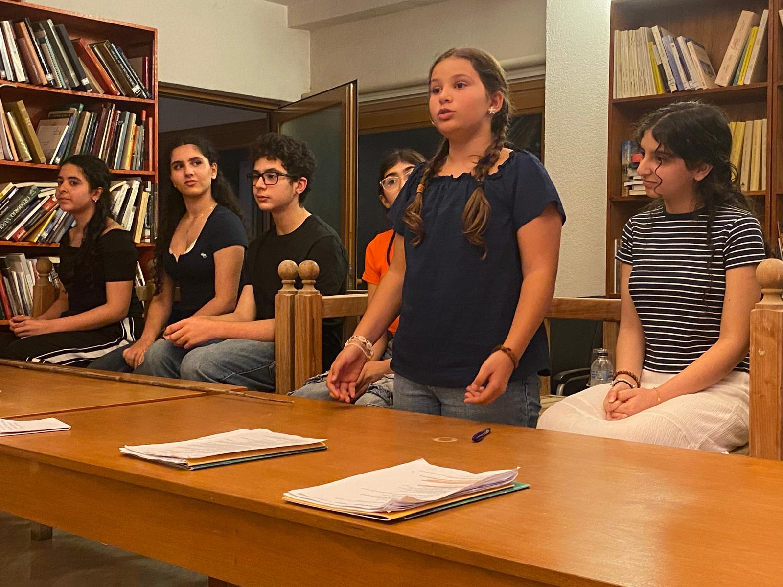 Farha debout, écoute des autres